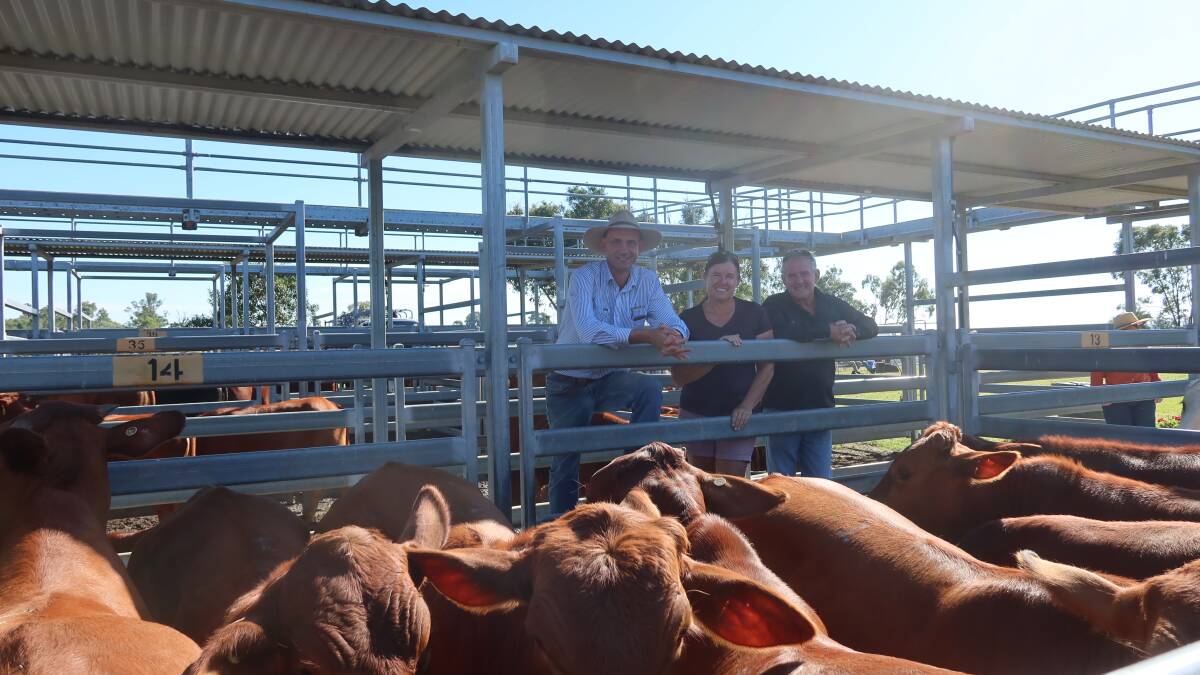 Agent Garth Weatherall with Tracy Bulloch and Ken Mantell who sold Droughtmaster steers 18 months for $1410. Picture supplied by Bartholomew & Co 